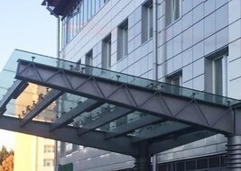 Стеклянные козырьки на заказ: этапы изготовления и особенности выбора