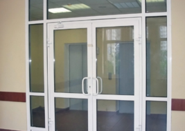 Пластиковые двери со стеклом для дома, офиса или дачи – практичный и экономный вариант