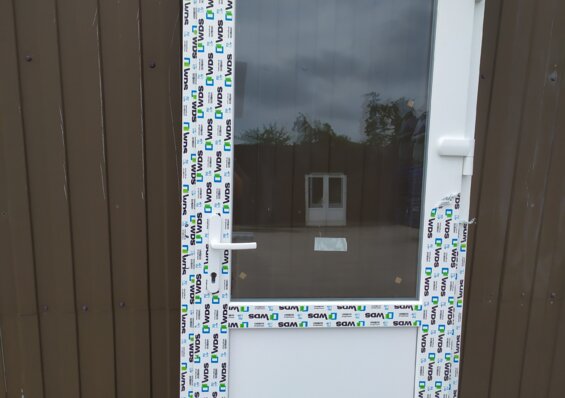 Однокамерная входная пластиковая дверь из дверного профиля 