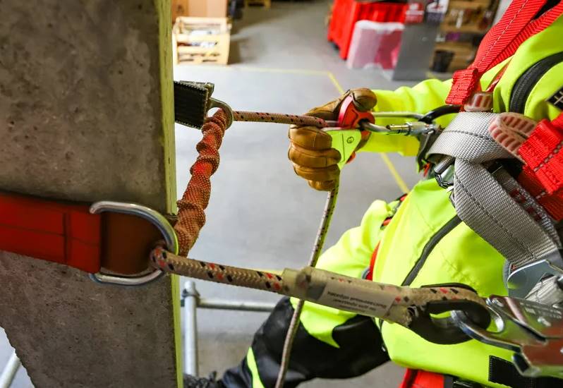 Веревка для работы на высоте: разнообразие и критерии выбора