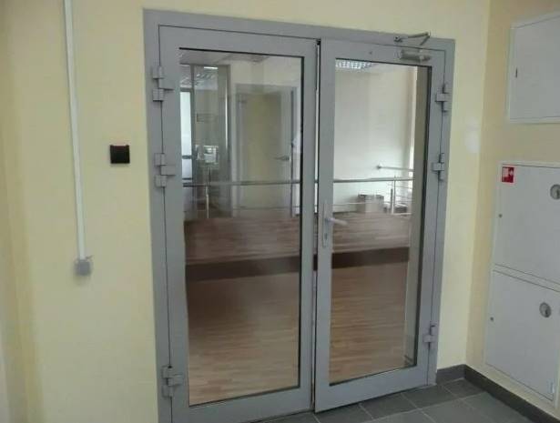 Противопожарные двери с остеклением: безопасность и эстетика в одном решении