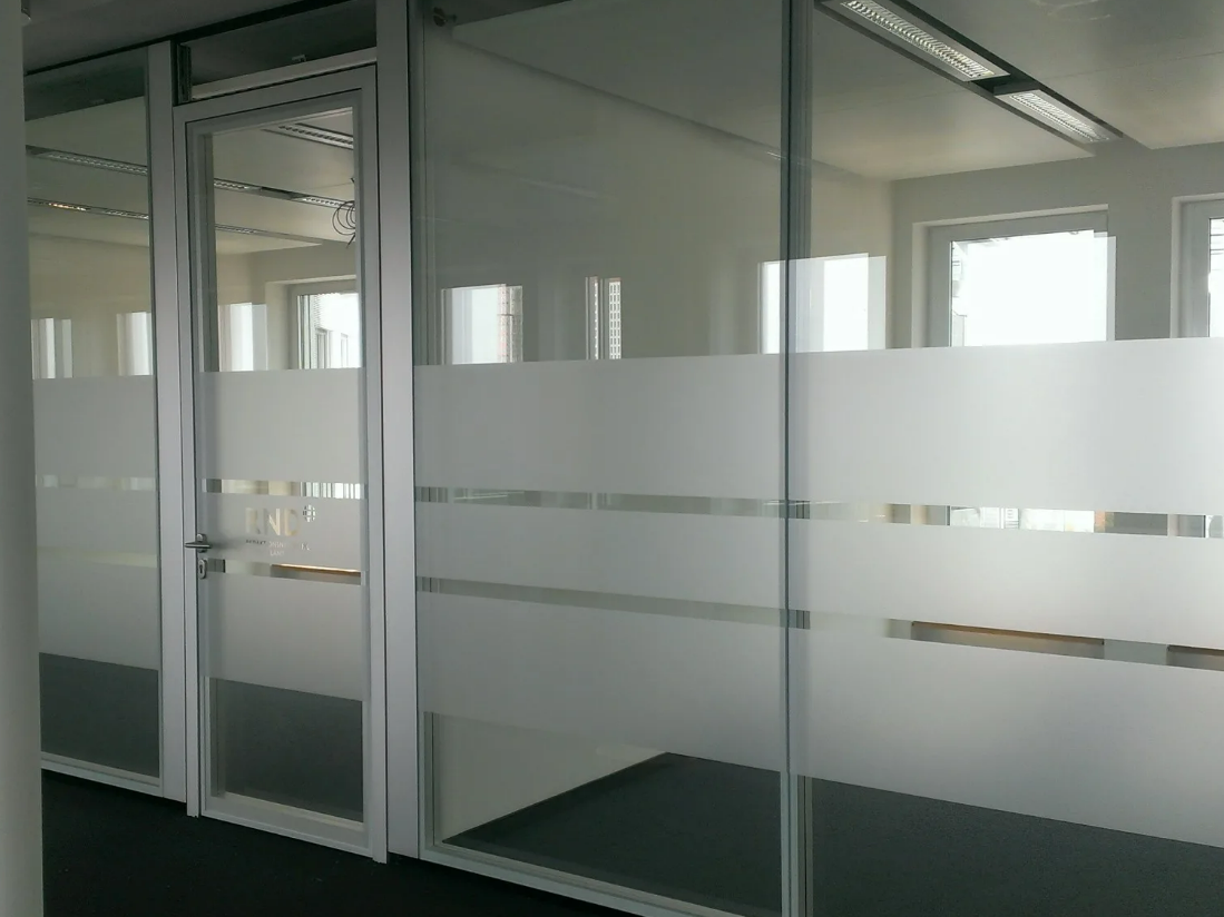 В настоящее время во многих странах люди устанавливают стеклянные двери.