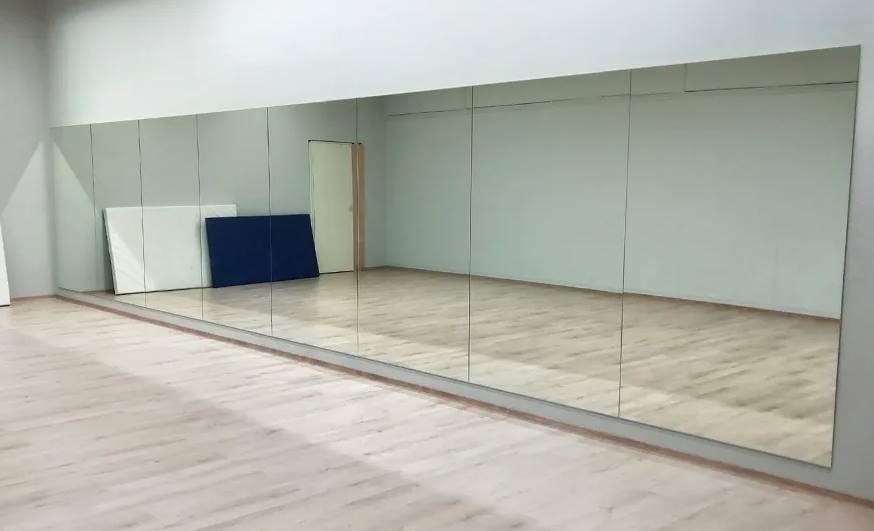 Зеркала для танцевальных залов: выбор, особенности и советы