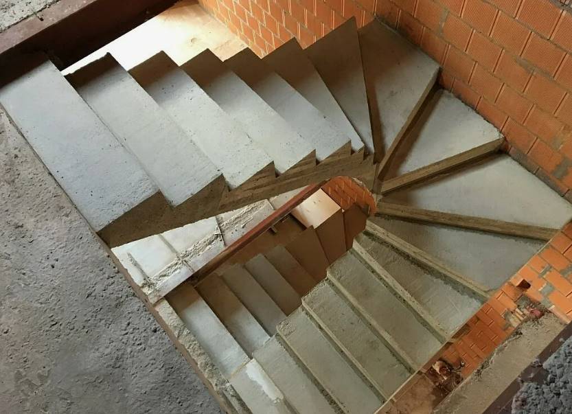 Бетонные монолитные лестницы: Надежность, долговечность и безграничные возможности дизайна