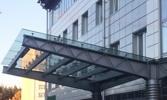 Стеклянные козырьки на заказ: этапы изготовления и особенности выбора