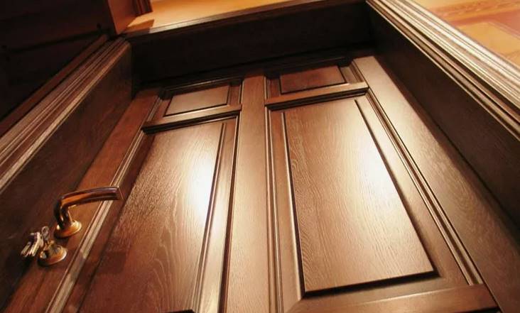 Двери из массива - отличное решение для любого экстерьра