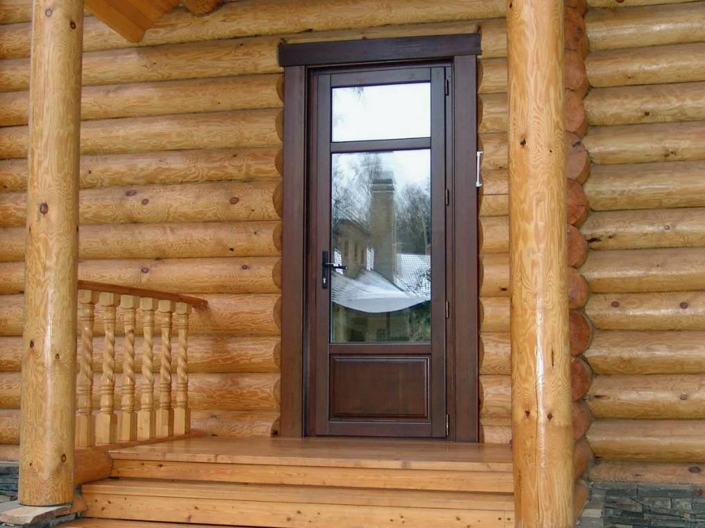 Установка металлической двери в деревянном доме