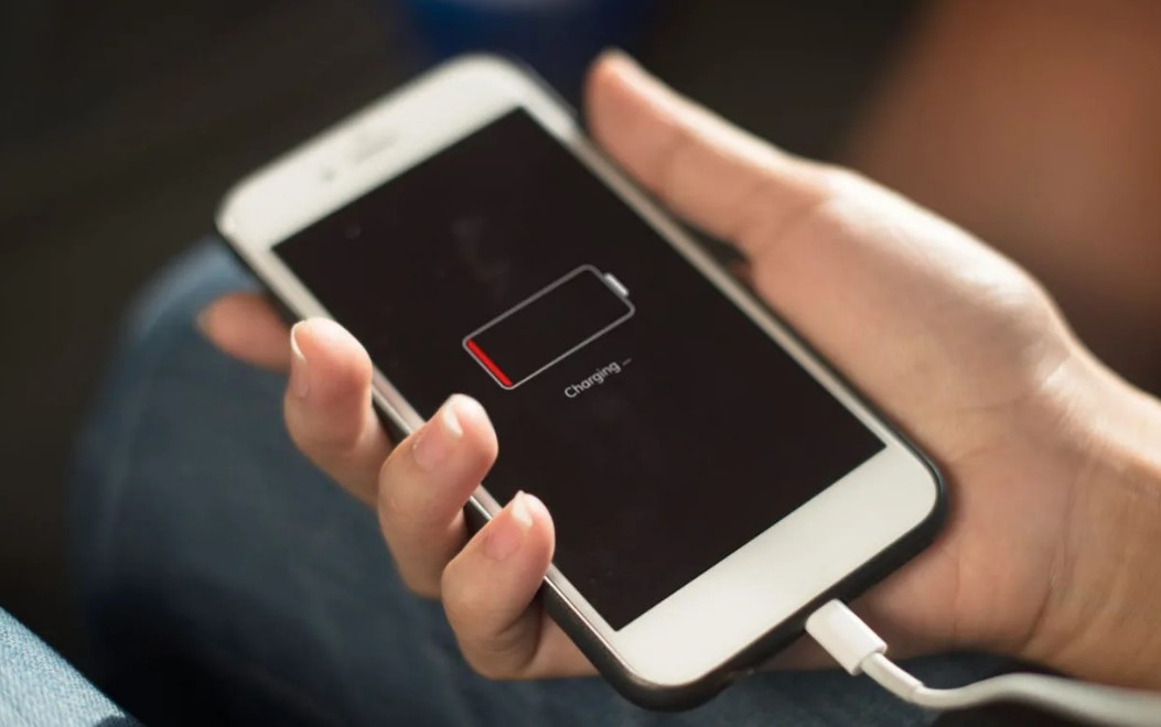 Как правильно заряжать аккумуляторы смартфонов и ноутбуков?