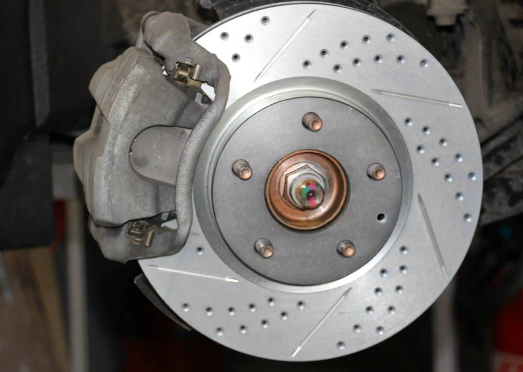 Как установить тормозные диски в иномарку?